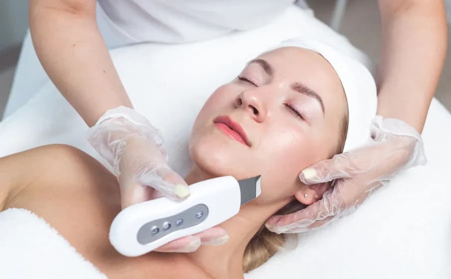 Co to jest peeling kawitacyjny? Poznaj jego zalety i działanie