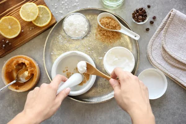 Jak zrobić domowy peeling do twarzy – proste przepisy i bezpieczne wskazówki