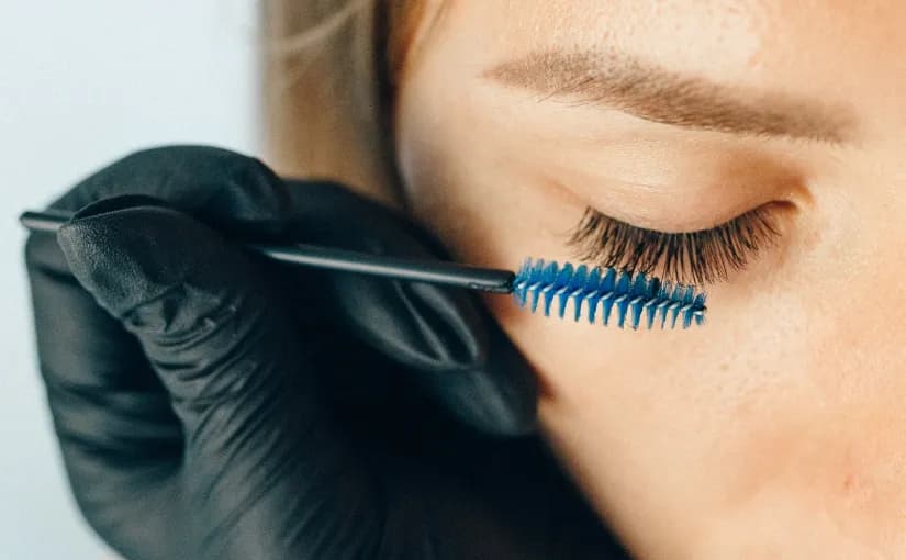 Czy odżywka do rzęs niszczy sztuczne rzęsy? Bezpieczna pielęgnacja i porady