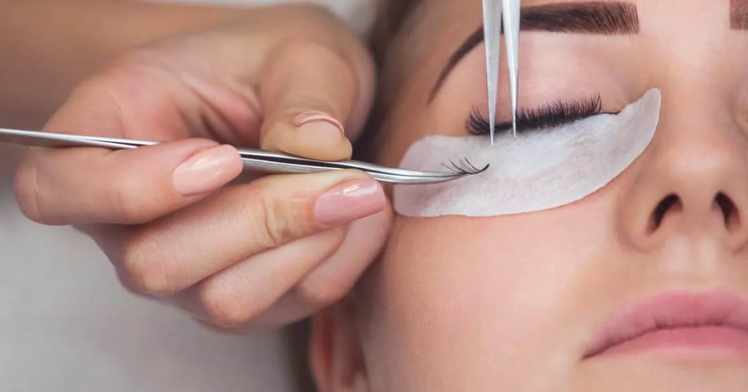 Jak przedłużać rzęsy: skuteczne metody i porady na dłużej