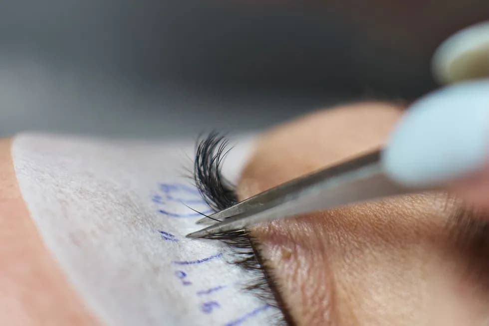 Jak skutecznie zwalczyć uczulenie na klej do rzęs i uniknąć nieprzyjemnych objawów