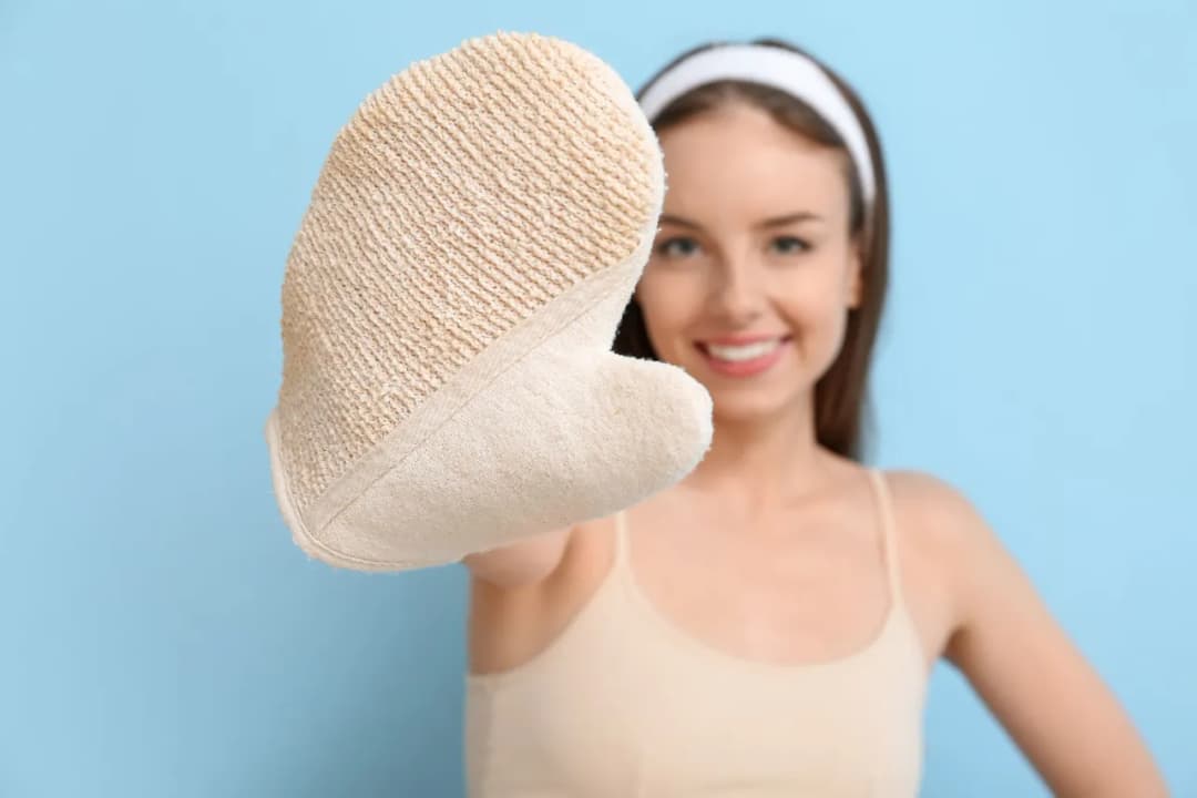 Jak prawidłowo używać rękawicy do peelingu, by uniknąć błędów i cieszyć się gładką skórą