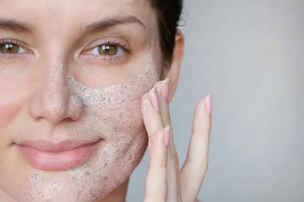 Jak często robić peeling, aby nie zaszkodzić skórze? Porady dla każdego typu cery