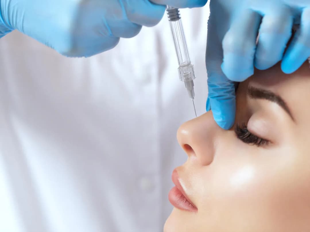 Jak bezpiecznie zmniejszyć nos kwasem hialuronowym bez operacji – efekty i koszty