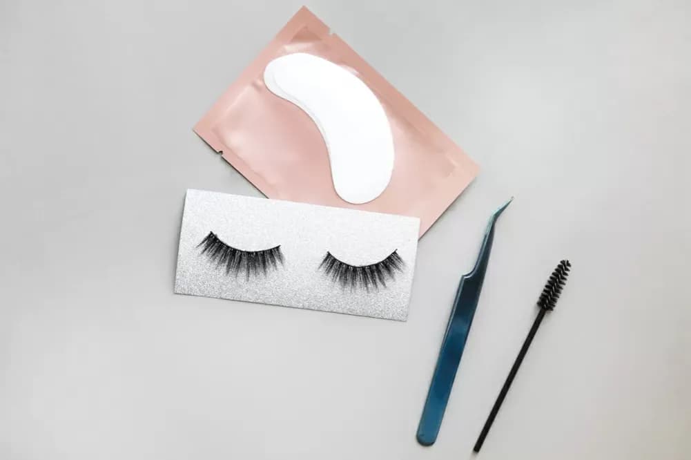 Jak bezpiecznie ściągać rzęsy bez uszkodzeń – skuteczne metody i porady