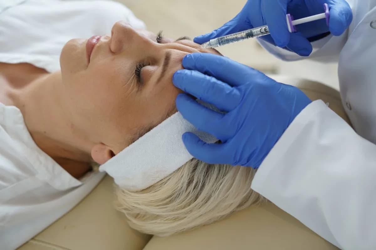 Lwia zmarszczka: botoks czy kwas hialuronowy – co wybrać dla siebie?