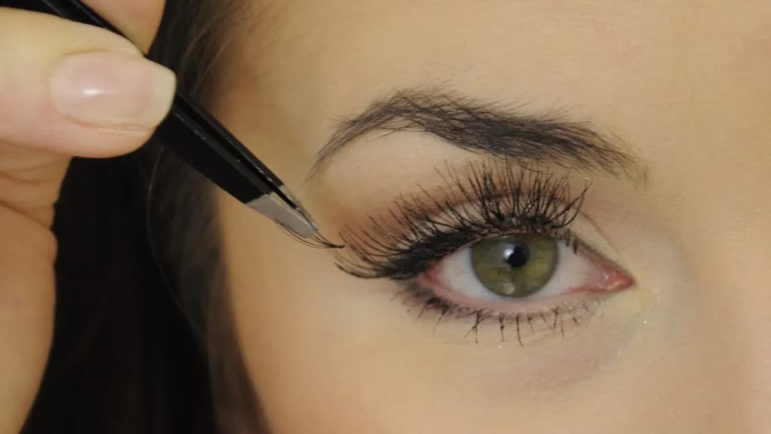 Z czego są zrobione sztuczne rzęsy i jak wpływają na komfort?