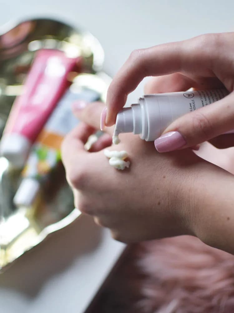 Jak prawidłowo stosować peeling do twarzy – uniknij błędów i zadbaj o cerę