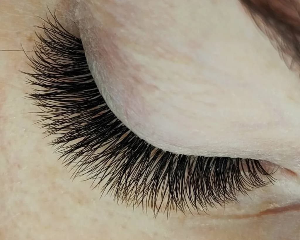 Czym jest light volume rzęsy i dlaczego warto wybrać tę technikę przedłużania?